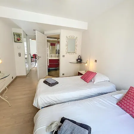 Mezzanine Balcony: Family Haven * Cannes