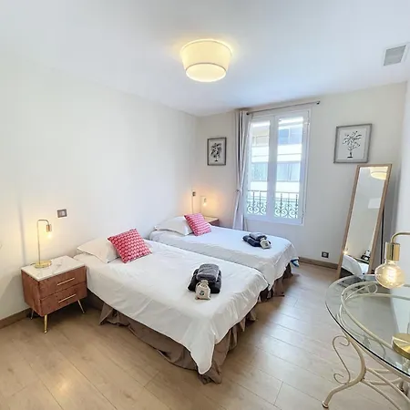 Mezzanine Balcony: Family Haven