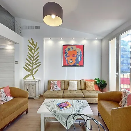 Mezzanine Balcony: Family Haven *
