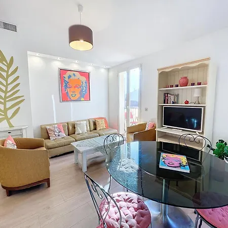 Mezzanine Balcony: Family Haven * Cannes